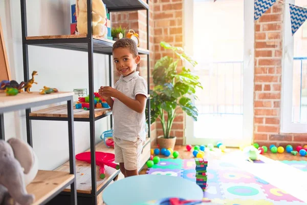 Mooie Afrikaanse Amerikaanse Peuter Staan Spelen Met Kleine Bouwstenen Planken — Stockfoto