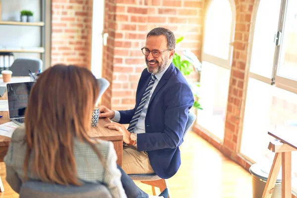 Deux Travailleurs Entreprise Âge Moyen Souriant Heureux Confiants Travailler Ensemble — Photo