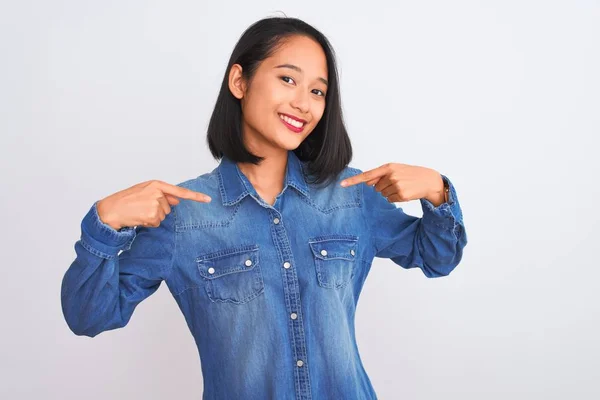 Giovane Bella Donna Cinese Indossa Camicia Jeans Piedi Sopra Isolato — Foto Stock