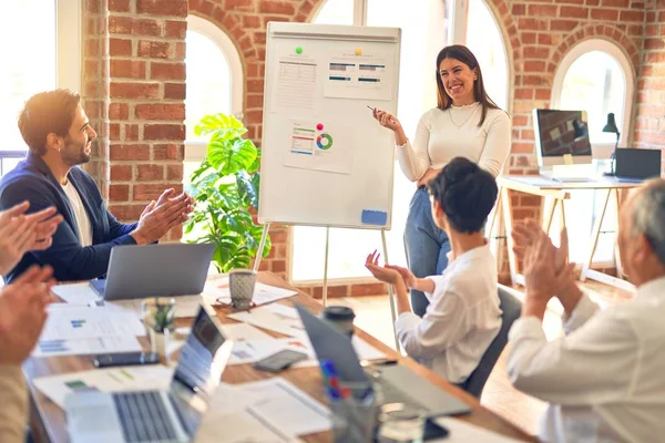 Grupo Trabajadores Empresariales Que Trabajan Juntos Una Reunión Uno Ellos — Foto de Stock