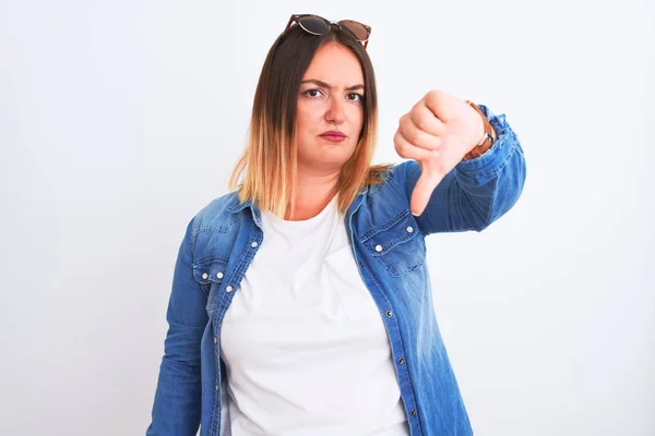 Mulher Bonita Vestindo Camisa Jeans Sobre Fundo Branco Isolado Olhando — Fotografia de Stock