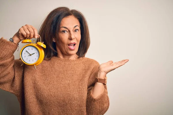 Middelbare Leeftijd Brunette Vrouw Houden Clasic Wekker Geïsoleerde Achtergrond Wijzen — Stockfoto