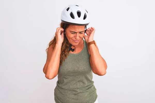 Reife Radfahrerin Mittleren Alters Mit Schutzhelm Über Isoliertem Hintergrund Die — Stockfoto
