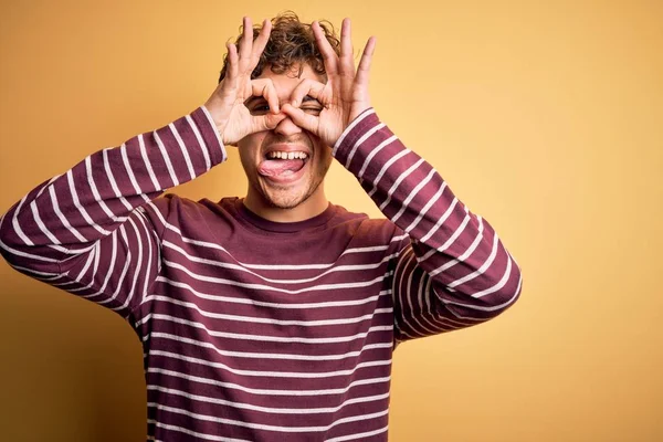 Ung Blond Stilig Man Med Lockigt Hår Bär Casual Randig — Stockfoto