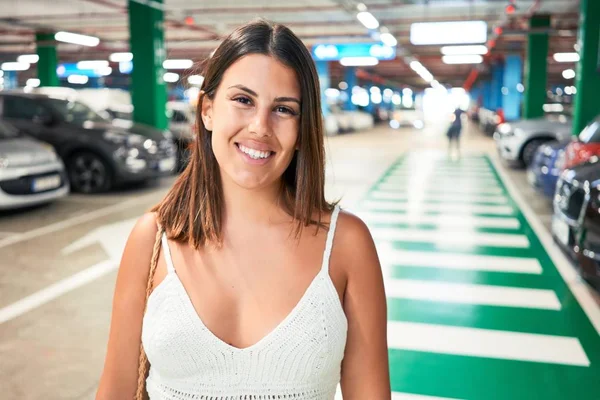 Junge Frau Lächelt Selbstbewusst Tiefgarage Autos Und Ampeln — Stockfoto