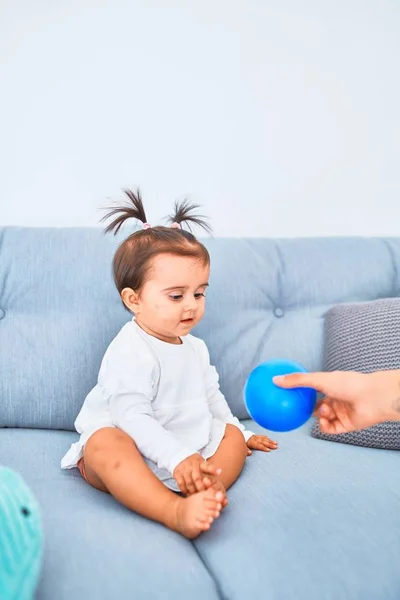 Anaokulunda Kanepedeki Renkli Oyuncakların Yanında Mutlu Bir Bebek — Stok fotoğraf