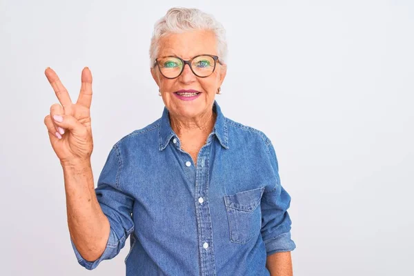 Senior Grijs Harige Vrouw Draagt Denim Shirt Bril Geïsoleerde Witte — Stockfoto