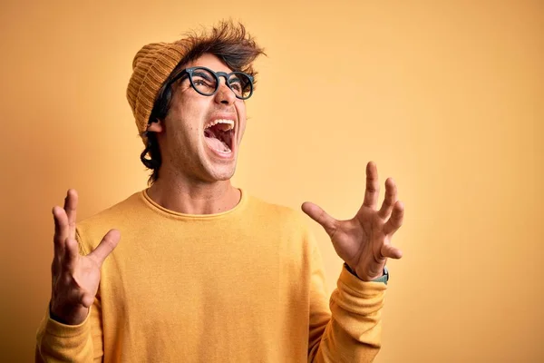 Joven Hombre Guapo Con Camiseta Casual Gafas Sobre Fondo Amarillo — Foto de Stock