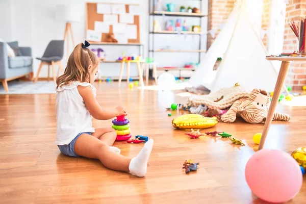 Jovem Menina Loira Bonita Que Gosta Jogar Escola Com Brinquedos — Fotografia de Stock