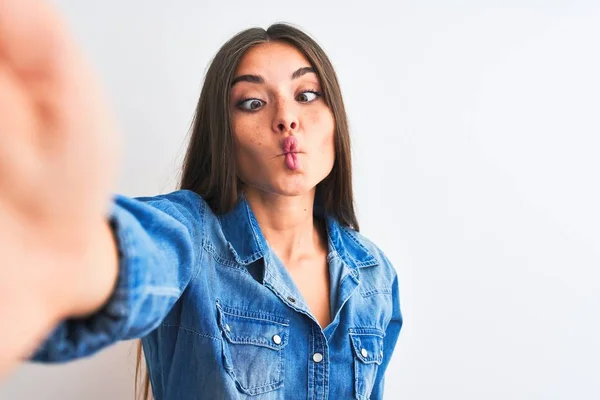 Piękna Kobieta Dżinsowej Koszuli Zrobić Selfie Przez Kamerę Odizolowanym Białym — Zdjęcie stockowe