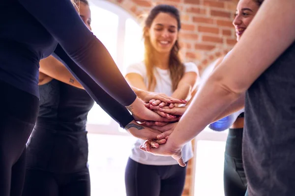 Joven Hermoso Grupo Deportistas Sonriendo Feliz Pie Con Las Manos —  Fotos de Stock