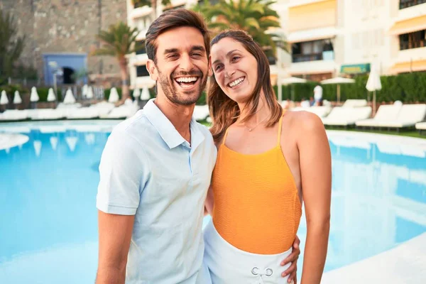 Joven Hermosa Pareja Vacaciones Sonriendo Feliz Confiado Pie Con Sonrisa — Foto de Stock