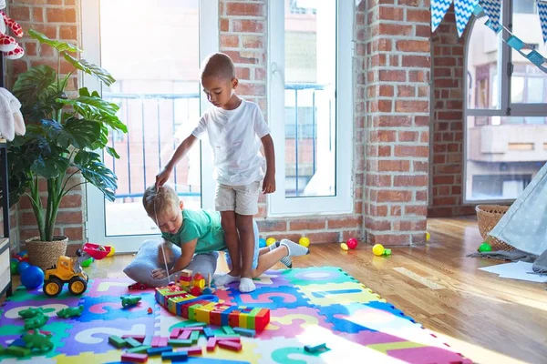 Adoráveis Crianças Brincando Torno Muitos Brinquedos Jardim Infância — Fotografia de Stock