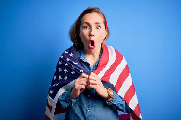 Joven Mujer Rubia Hermosa Con Bandera Los Estados Unidos Sobre — Foto de Stock