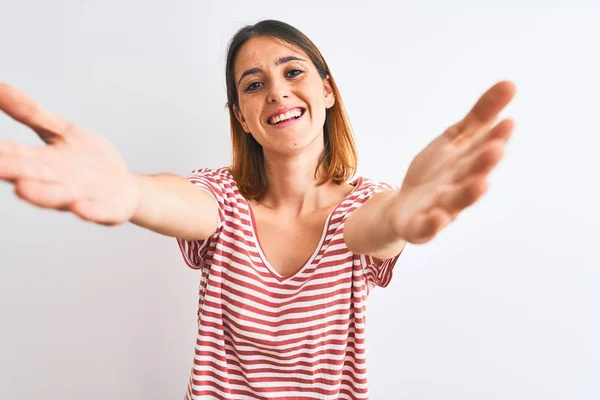 Mulher Ruiva Bonita Vestindo Casual Listrado Camiseta Vermelha Sobre Fundo — Fotografia de Stock