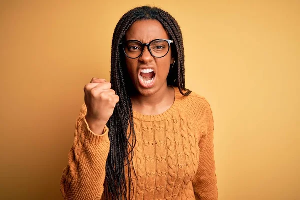 Joven Afroamericana Mujer Inteligente Con Gafas Suéter Casual Sobre Fondo — Foto de Stock