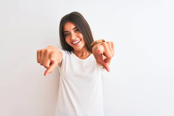 Joven Hermosa Mujer Con Camiseta Casual Pie Sobre Fondo Blanco —  Fotos de Stock