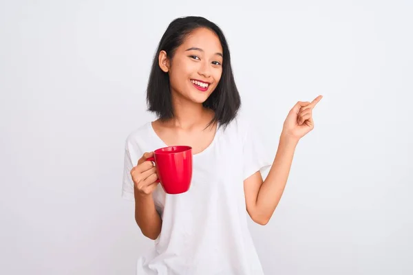 Giovane Bella Donna Cinese Bere Tazza Caffè Sfondo Bianco Isolato — Foto Stock