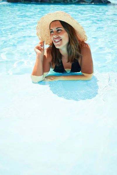 若いです美しいとセクシーな女性で水泳でリゾートプールで休暇 内湯晴れた日 — ストック写真