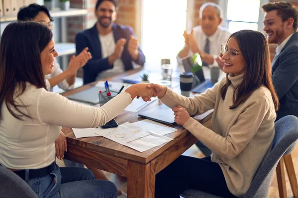 Gruppo Imprenditori Sorridenti Felici Fiduciosi Lavorare Insieme Con Sorriso Sul — Foto Stock