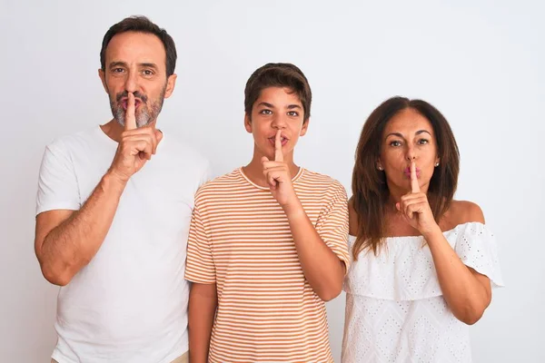 Famille Trois Mère Père Fils Debout Sur Fond Blanc Isolé — Photo