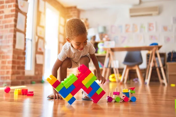 Beau Bambin Afro Américain Jouant Avec Des Blocs Bois Train — Photo