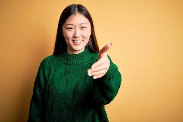 Young Beautiful Asian Woman Wearing Green Winter Sweater Yellow Isolated — Stockfoto