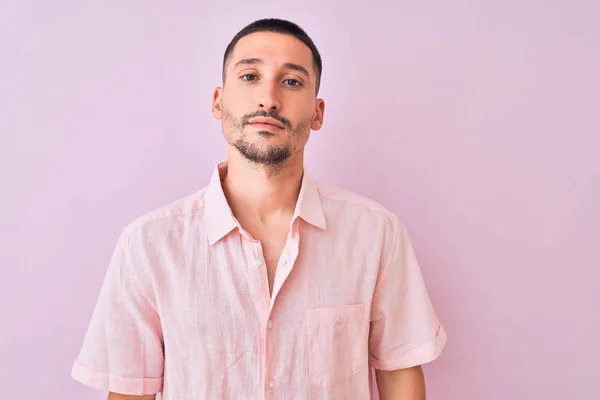 Young Handsome Man Wearing Pink Shirt Standing Isolated Background Relaxed — Stockfoto