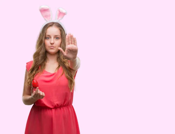 Młoda Kobieta Blonde Noszenie Easter Bunny Uszy Otwartej Dłoni Robi — Zdjęcie stockowe