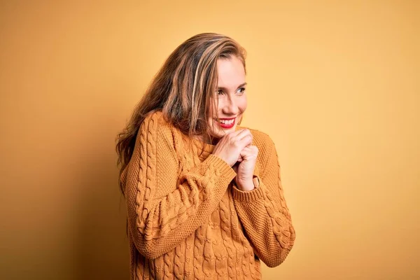Young Beautiful Blonde Woman Wearing Casual Sweater Standing Yellow Background — ストック写真