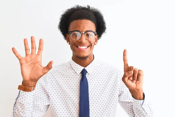 Mladý Africký Americký Podnikatel Nosí Kravatu Brýle Přes Izolované Bílé — Stock fotografie