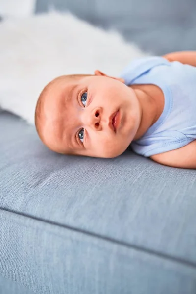 Bebê Adorável Deitado Sofá Casa Recém Nascido Relaxante Descansando Confortável — Fotografia de Stock