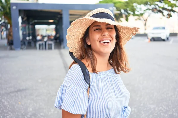 Jovem Mulher Bonita Sorrindo Feliz Andando Nas Ruas Cidade Dia — Fotografia de Stock