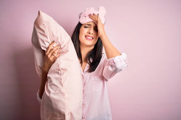 Young Brunette Woman Blue Eyes Wearing Pajama Hugging Bed Pillow — Stockfoto