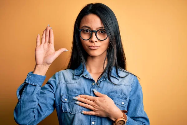 Ung Vacker Kinesisk Kvinna Bär Casual Denim Skjorta Över Isolerad — Stockfoto