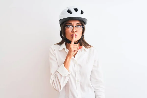 Schöne Geschäftsfrau Mit Brille Und Fahrradhelm Über Isoliertem Weißem Hintergrund — Stockfoto