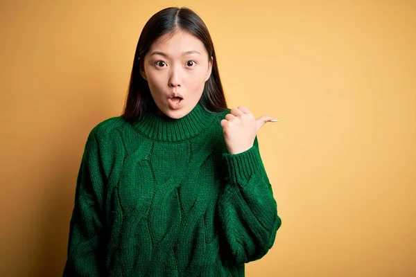 Young Beautiful Asian Woman Wearing Green Winter Sweater Yellow Isolated — 图库照片