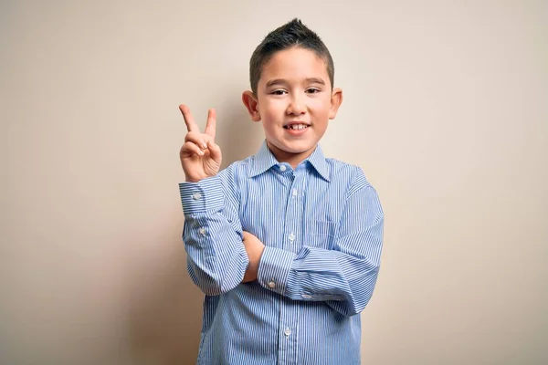 Niño Pequeño Que Lleva Una Camisa Elegante Pie Sobre Fondo — Foto de Stock