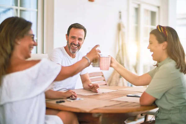 Güzel Bir Aile Terasta Oturmuş Kahve Içiyor Konuşuyor Gülümsüyor — Stok fotoğraf