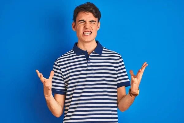 Teenager Αγόρι Φορώντας Casual Shirt Στέκεται Πάνω Από Μπλε Απομονωμένο — Φωτογραφία Αρχείου