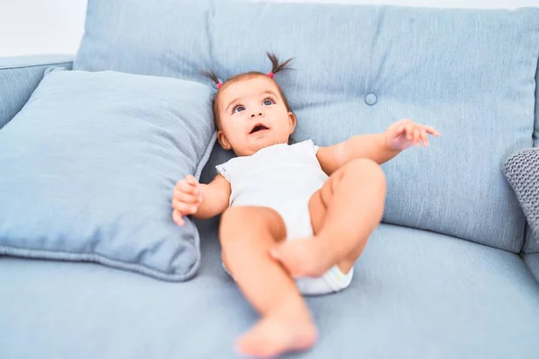 Beau Bébé Heureux Maternelle Autour Jouets Colorés Sur Canapé — Photo