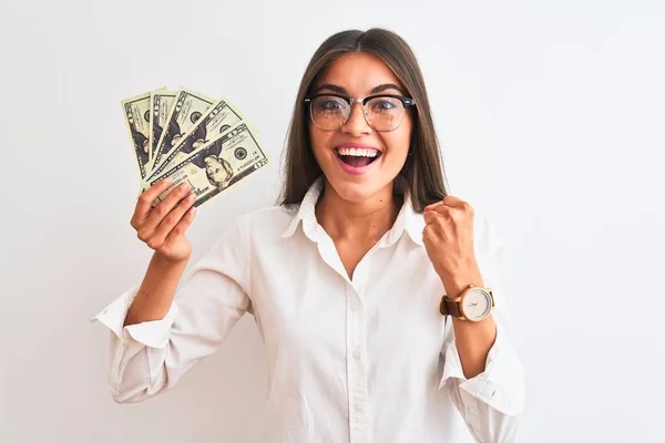 Mooie Zakenvrouw Draagt Bril Met Dollars Geïsoleerde Witte Achtergrond Schreeuwen — Stockfoto