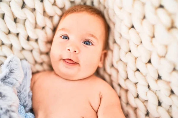 소파에 담요깔고 스러운 테디베어 편안하게 갓난아기 — 스톡 사진