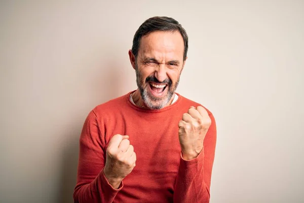 Hombre Alzado Mediana Edad Con Suéter Naranja Casual Pie Sobre —  Fotos de Stock