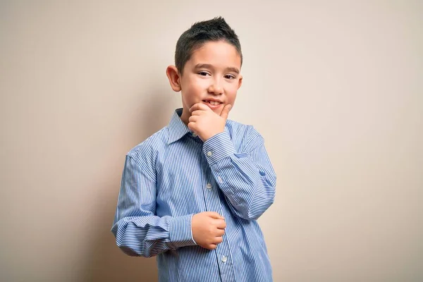 Jong Jongetje Met Een Elegant Shirt Een Geïsoleerde Achtergrond Kijkend — Stockfoto