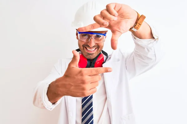 Joven Químico Con Casco Seguridad Auriculares Sobre Fondo Aislado Sonriendo — Foto de Stock