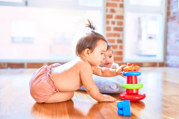Schöne Kleine Glückliche Mädchen Spielen Zusammen Heimischen Kindergarten Auf Holzboden — Stockfoto