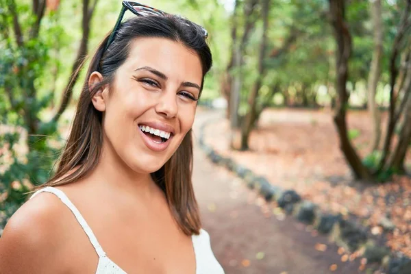 Junge Schöne Frau Lächelt Glücklich Und Fröhlich Grünen Park Einem — Stockfoto