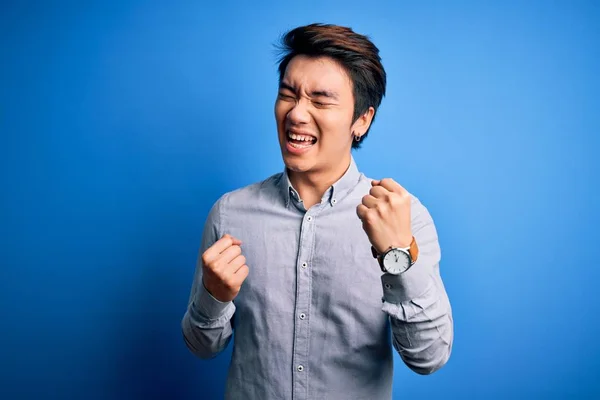 Молодий Вродливий Китайський Чоловік Одягнений Повсякденну Сорочку Стоїть Над Ізольованим — стокове фото