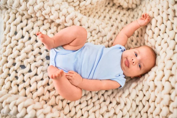 Schattige Baby Liggend Bank Deken Thuis Pasgeboren Ontspannen Rusten Comfortabel — Stockfoto